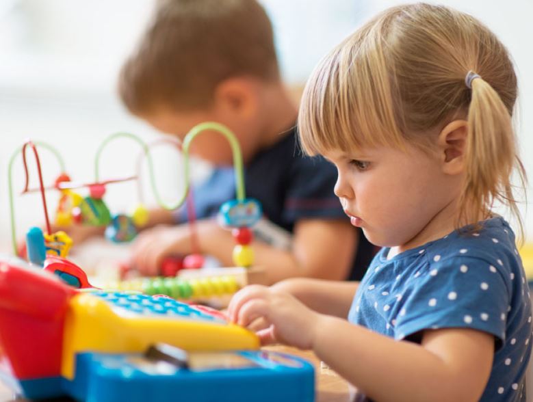 Twee kinderen spelen met houten speelgoed in de kinderopvang